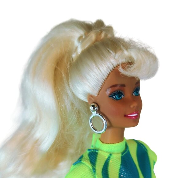 Vintage Movin' Groovin' Barbie Fashion Doll 1997 Mattel 17714 - Picture 4 of 7